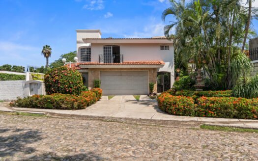 Casa en venta en Gaviotas, con alberca y paneles solares