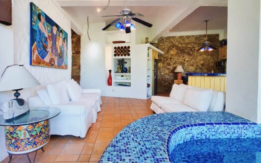Condominio en venta en Conchas Chinas, Puerto Vallarta, terraza con vistas a la bahía y a la montaña.