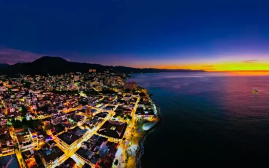 Espectacular atardecer sobre la Bahía de Banderas en Puerto Vallarta, México. La ciudad es un oasis de tranquilidad con una vibrante vida nocturna.