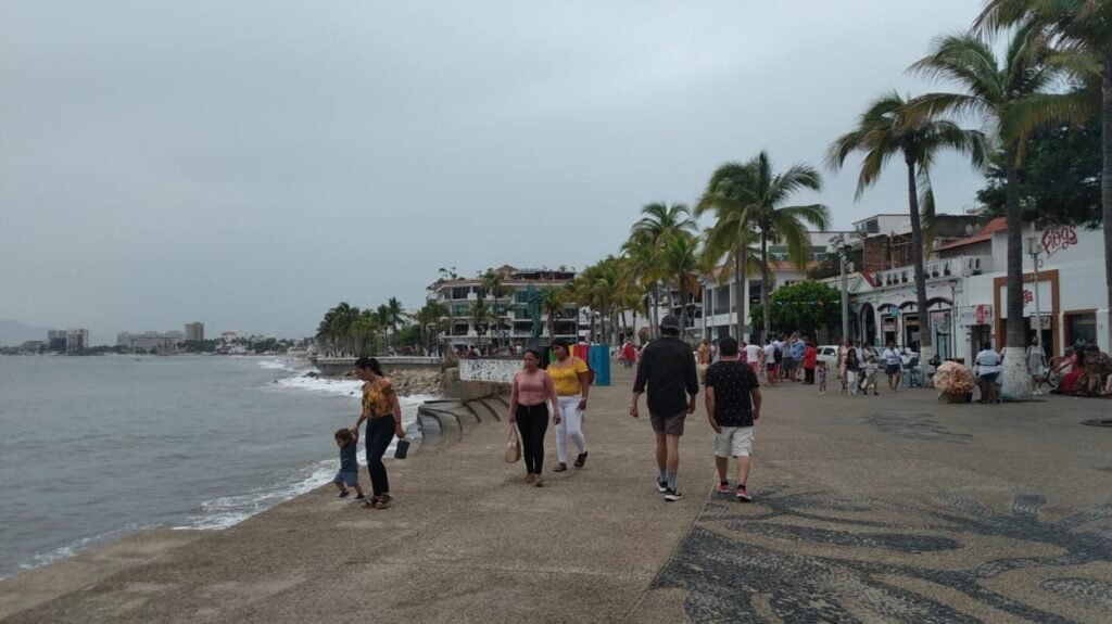¿Cómo es vivir en Puerto Vallarta durante la temporada de lluvias? - Malecon nublado